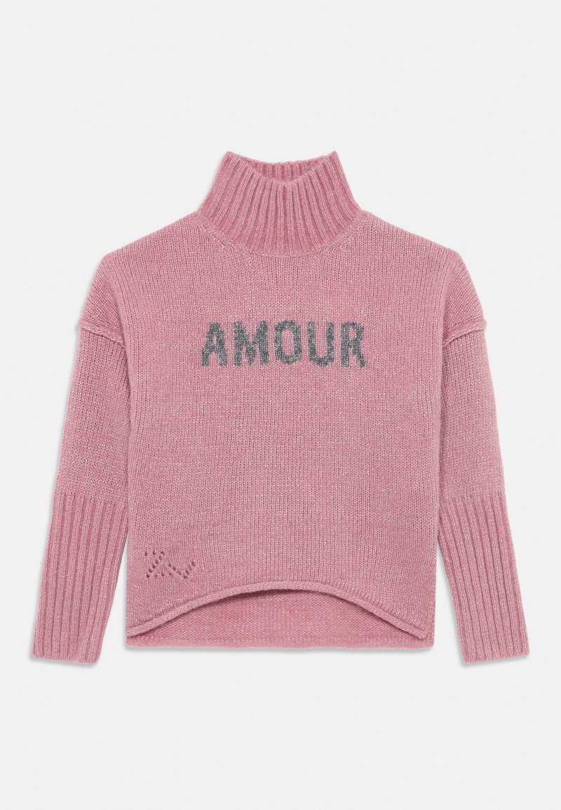Pull en tricot rose avec col roulé, portant le texte "AMOUR" en gris, des poignets côtelés, et une coupe légèrement raccourcie avec un ourlet arrondi.