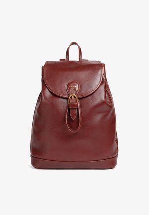 Kožna ruksak u burgundiji s zaobljenim preklopom, zlatnom kopčom i gornjom ručkom. Ima glatku teksturu i jednostavan, čist dizajn.