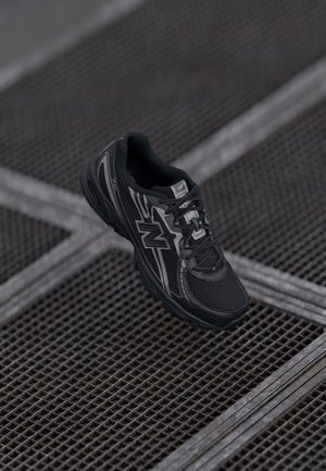 Rangs 4: New Balance - U740 UNISEX - Treniņu apavi