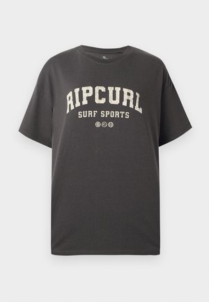 Donkergrijs T-shirt met korte mouwen met de tekst "RIP CURL SURF SPORTS" en drie kleine cirkelvormige iconen eronder, gecentreerd op de voorkant.