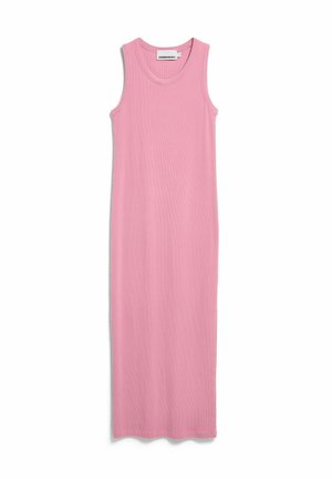 Ärmelloses, langes rosa geripptes Kleid mit rundem Ausschnitt, flach liegend dargestellt mit sichtbarem Markenschild innen am Kragen.