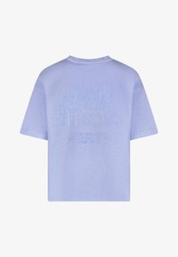 Lavendel katoenen T-shirt met korte mouwen. Bevat reliëftekst: "GIRLS Club LIFESTYLE" en "LIVE IN THE MOMENT" op de achterkant.