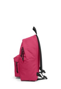 Zaino in tessuto rosa con spallacci neri regolabili, tasca laterale e chiusura con cordoncino. Presenta una superficie liscia e una forma rettangolare.