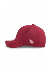 Rote Baseballkappe mit gebogenem Schild, strukturiertem Design, seitlichen Mesh-Panels für Atmungsaktivität und einem weißen Logo an der Seite.