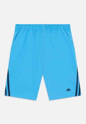 Svetlo modri športni kratke hlače z elastiko v pasu, stranskimi žepi in temno modrimi navpičnimi črtami blizu roba na vsaki nogi.