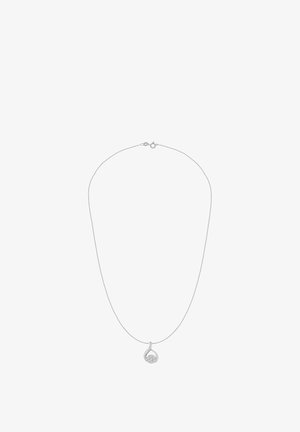Srebrny naszyjnik z łańcuszkiem i zakrzywionym wisiorkiem ozdobionym teksturowanym okrągłym charmem. Prosty design, delikatne metaliczne wykończenie i regulowane zapięcie.