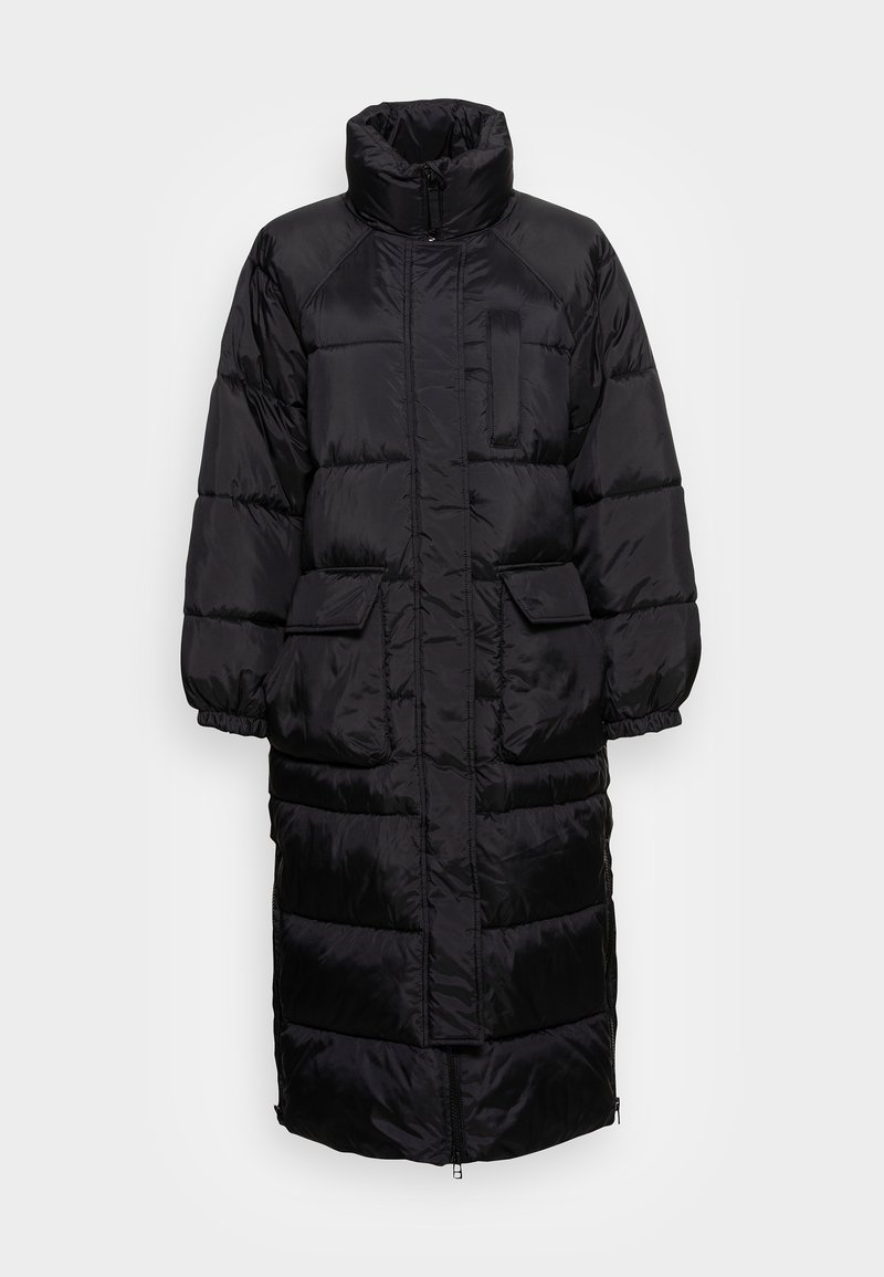 Cappotto puffer nero con colletto alto, chiusura con zip, due tasche frontali e design lungo fino al ginocchio con cuciture orizzontali per l'isolamento.