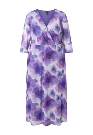 Violetti ja valkoinen kukkakuvioinen kietaisumekko, jossa on puolipitkät hihat ja vyötärönauha; mekossa on suuret vesivärityyliset kukkakuvioinnit.