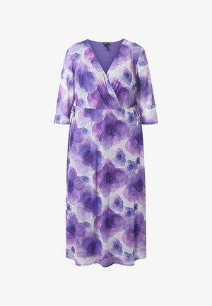 Lila-weißes Wickelkleid mit Blumenmuster, drei Viertel Ärmeln und Taillengürtel, ausgestattet mit großen Blumenmustern im Aquarellstil.
