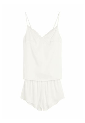 Biały zestaw składający się z koszulki na ramiączkach i szortów, wykonany z gładkiego materiału, z regulowanymi ramiączkami, koronkowym wykończeniem dekoltu i luźnymi szortami.