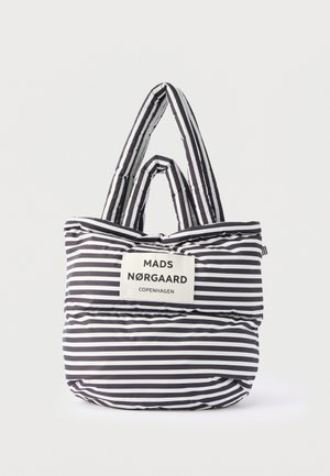 Zwart-witte horizontaal gestreepte, gewatteerde draagtas met twee handvatten en een wit label met de tekst "Mads Nørgaard Copenhagen".