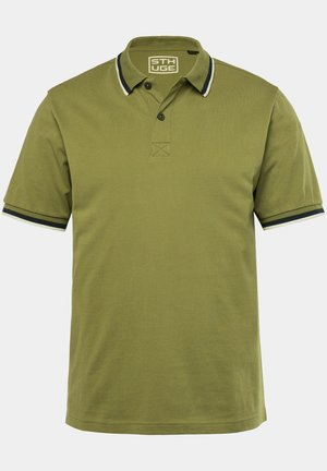 Olijfgroene poloshirt met korte mouwen, kraag in wit en donkerblauw met strepen, en een knoopsluiting met drie knopen. Gladde textuur, casual ontwerp.