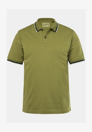 Olijfgroene poloshirt met korte mouwen, kraag in wit en donkerblauw met strepen, en een knoopsluiting met drie knopen. Gladde textuur, casual ontwerp.