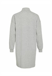 Lichtgrijze lange mouw sweatshirt jurk met geribbelde manchetten en een hoge kraag, van achteren getoond tegen een witte achtergrond.