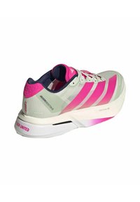 Svijetlosivi i ružičasti Adidas Adizero Boston 13 tenisica za trčanje s bijelim potplatom i ružičastim trakama, prikazana sa stražnje strane.