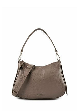 Handtasche aus taupefarbenem strukturiertem Leder mit kurzem Griff und verstellbarem Schulterriemen, silberne Beschläge und Reißverschluss.