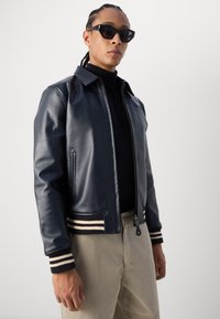 Schott STRIPE - Bomber stiliaus striukė - navy/off white