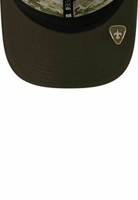 Olivgrüner Hut mit strukturiertem Design, versehen mit einem gebogenen Schirm, Mesh-Futter und einem goldenen Emblem mit einem Lilienakzent.