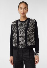 Schwarz-grauer Leopardenmuster-Cardigan mit Knopfverschluss, langen Ärmeln und einem kontrastierenden einfarbigen schwarzen Besatz. Glatte Textur.