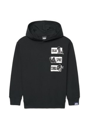Felpa nera con cappuccio con stampa sulla parte anteriore destra di tre personaggi dei cartoni animati etichettati Edgar, Spike e Crow in rettangoli bianchi.