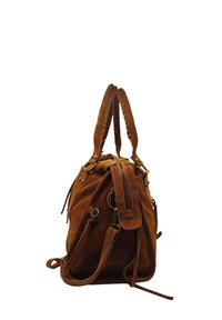 Sac à main en daim marron avec des poignées tressées, une poche zippée et des accents en métal. Présente un design décontracté avec des sangles réglables.