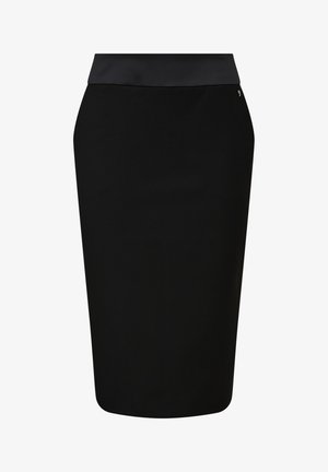 Czarna spódnica ołówkowa z gładkim wykończeniem materiału, dopasowanym kroju i szerokim pasem. Posiada mały metalowy detal z logo.
