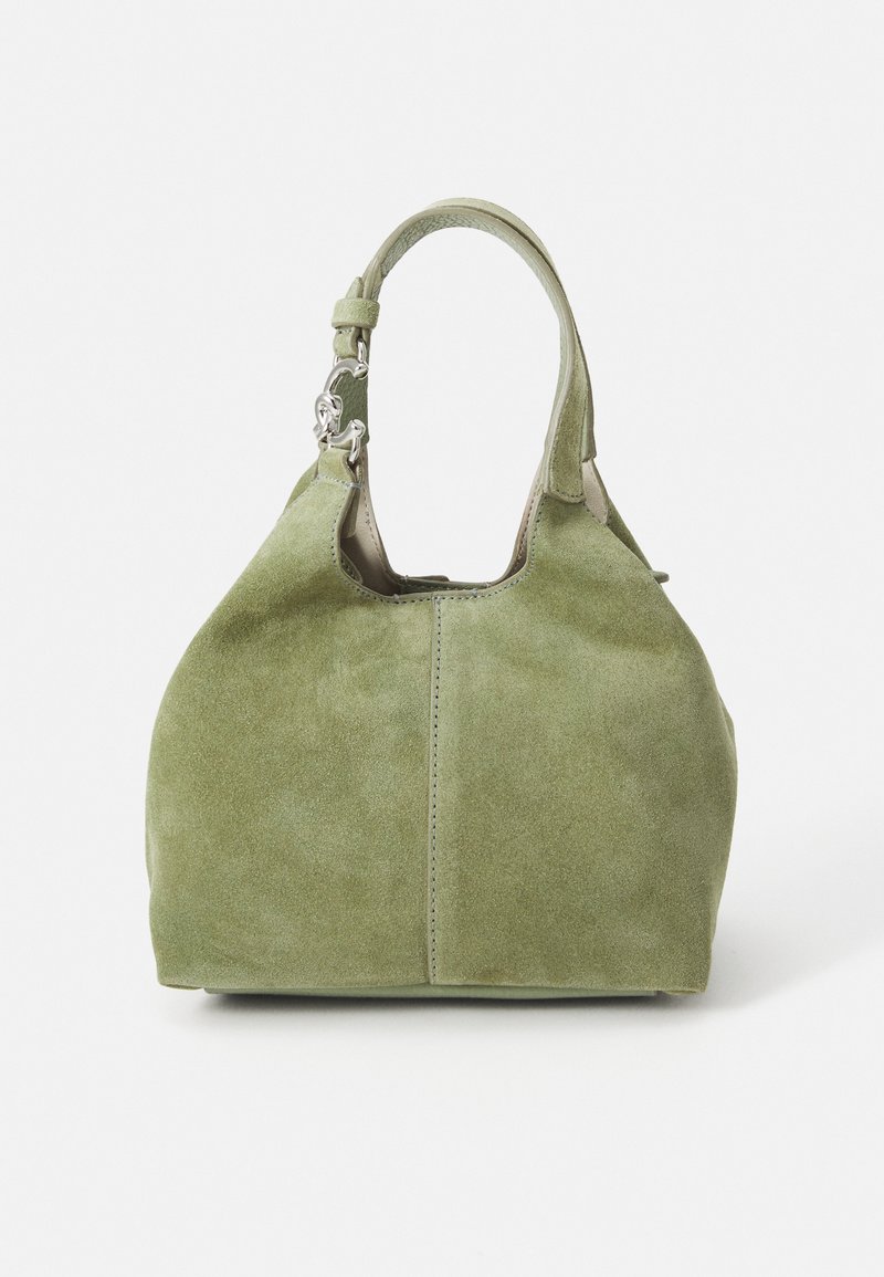Bolsa de camurça verde com uma forma arredondada, alça única e detalhes em metal prateado. Textura suave com um design limpo e minimalista.