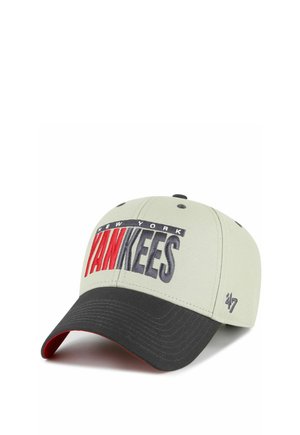 Lichtgrijze en zwarte baseballpet met het New York Yankees-logo in rood en zwart aan de voorkant en "24/7" geborduurd aan de zijkant.