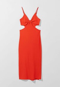 Červené žebrované šaty s předním uzlem, tenkými ramínky a bočními výřezy. Upnutý silueta, délka ke kolenům.