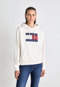 Tommy Jeans FLAG HOODIE - Felpa - ancient white