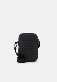 Borsa a tracolla nera con un motivo testurizzato del logo, forma rettangolare, chiusura con zip e tracolla regolabile. Finitura in materiale liscio.