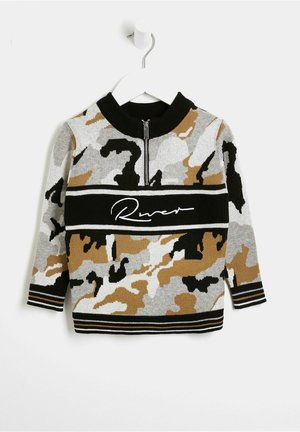 Kinder Strickpullover mit Camouflage-Muster in Schwarz, Grau und Braun, Halb-Reißverschluss am Kragen, gestreifte Bündchen und Schriftzug „River“ auf der Brust.