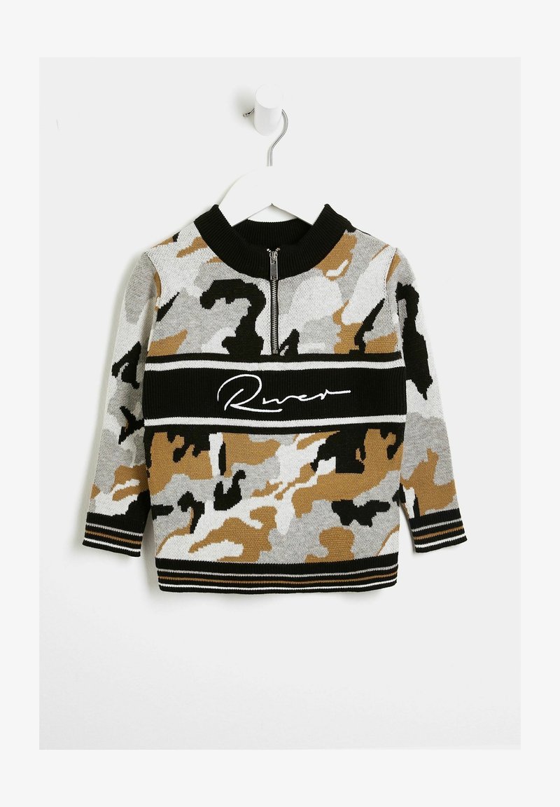Pull tricoté pour enfants à imprimé camouflage avec des patchs noirs, gris et marron, col à demi-fermeture éclair, poignets rayés et texte "River" sur la poitrine.