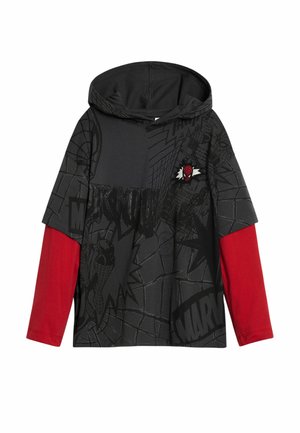 Czarna i szara bluza z kapturem w motywie Spider-Mana z czerwonymi długimi rękawami i wzorem pajęczyny, z małą naszywką z twarzą Spider-Mana na piersi.