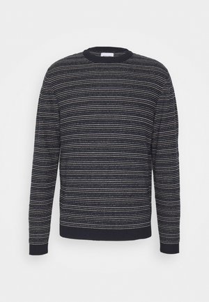 Pull en maille à rayures horizontales noires et grises, manches longues et col rond.