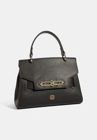 Zwarte leren handtas met gestructureerd oppervlak, gestructureerde vorm, gouden hardware-accenten en een handvat bovenop. Klep-sluiting met decoratieve sluiting.