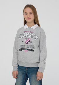 Szary sweatshirt z szerokim dekoltem, z nadrukowanym wzorem w czerni i różu, tekst mówi "Champion Supporter Soccer Team", materiał bawełniany.