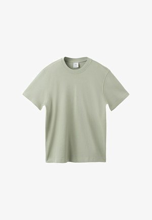 T-shirt en coton vert clair à manches courtes et col rond, avec une texture visible et une petite étiquette de marque à l'intérieur du col.