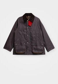 Casaco cinza escuro com colarinho de cotim, detalhe vermelho, dois grandes bolsos frontais e fechos de botão de pressão. Tecido durável com uma textura suave.