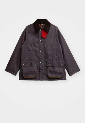 Dunkelgraue Jacke mit einem Cordkragen, roten Akzenten, zwei großen Fronttaschen und Druckknopfverschlüssen. Robustes Gewebe mit glatter Textur.