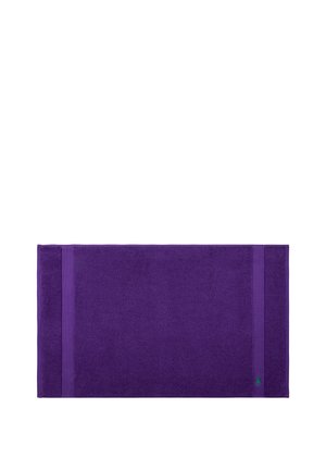 Serviette rectangulaire violette avec deux bandes violettes plus foncées sur les bords gauche et droit, présentée sur un fond blanc uni.