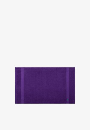 Serviette rectangulaire violette avec deux bandes violettes plus foncées sur les bords gauche et droit, présentée sur un fond blanc uni.