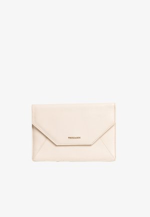 Beige leren envelop clutch met een gladde textuur, hoekige klep en goudkleurig geperst "TRUSSARDI" logo. Subtiele stikdetails.
