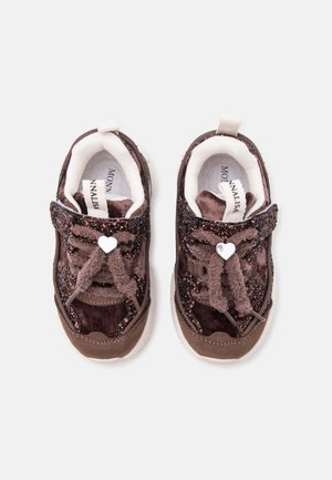 Monnalisa CHUNKY GLITTER - Baskets basses - marrone