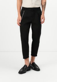 Redefined Rebel - LEE CROPPED  - Pantaloni - black Immagine in miniatura 1