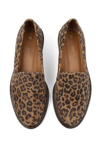 Cipele na slip-on uzorak leopard, s mekanom antilop teksturom, u smeđim i crnim tonovima, ravnim đonom i dizajnom s zaobljenim vrhom.