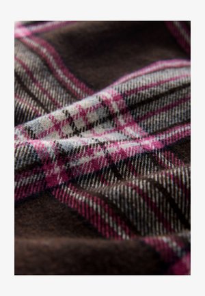 Wollstoff mit braunem Grundton, versehen mit einem karierten Muster in Pink, Grau und Schwarz. Weiche Textur mit sichtbaren Fasern und detaillierter Webstruktur.