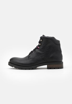 CLASSIC TUMBLE BOOT - Šněrovací kotníkové boty - black