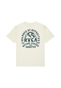 Cremefarvet T-shirt med et cirkulært grafik, der viser bjerge, en sol og tekst i mørk teal, som læser "Balance of Opposites RVCA Nature Versus Industry."