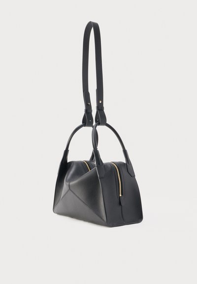 Μαύρη δερμάτινη γυναικεία τσάντα με διπλές λαβές και μακρύ, ρυθμιζόμενο ιμάντα ώμου, με χρυσή φερμουάρ κλεισίματος.